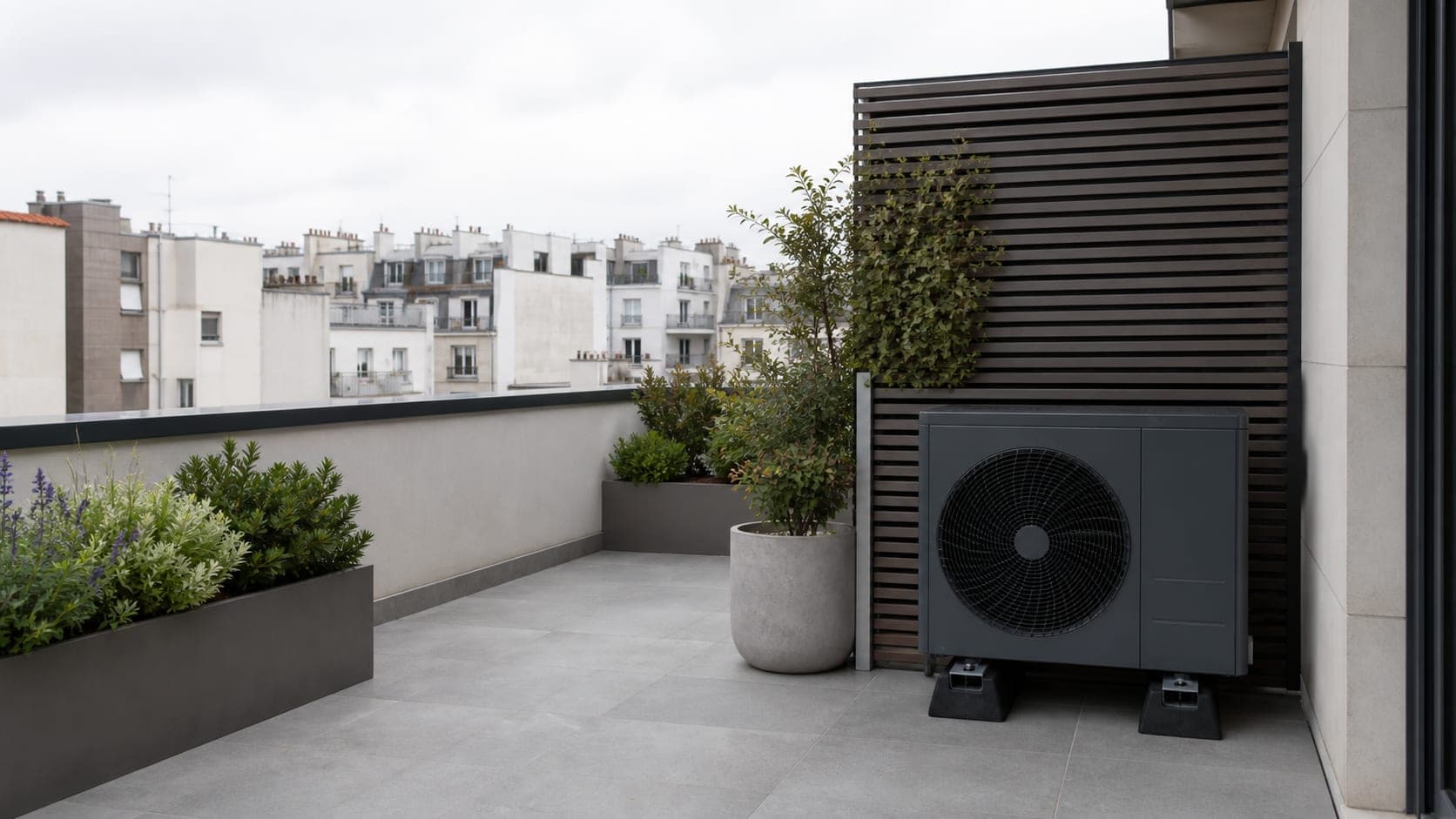 Unité extérieure intégrée sur une terrasse d’appartement, illustration générique