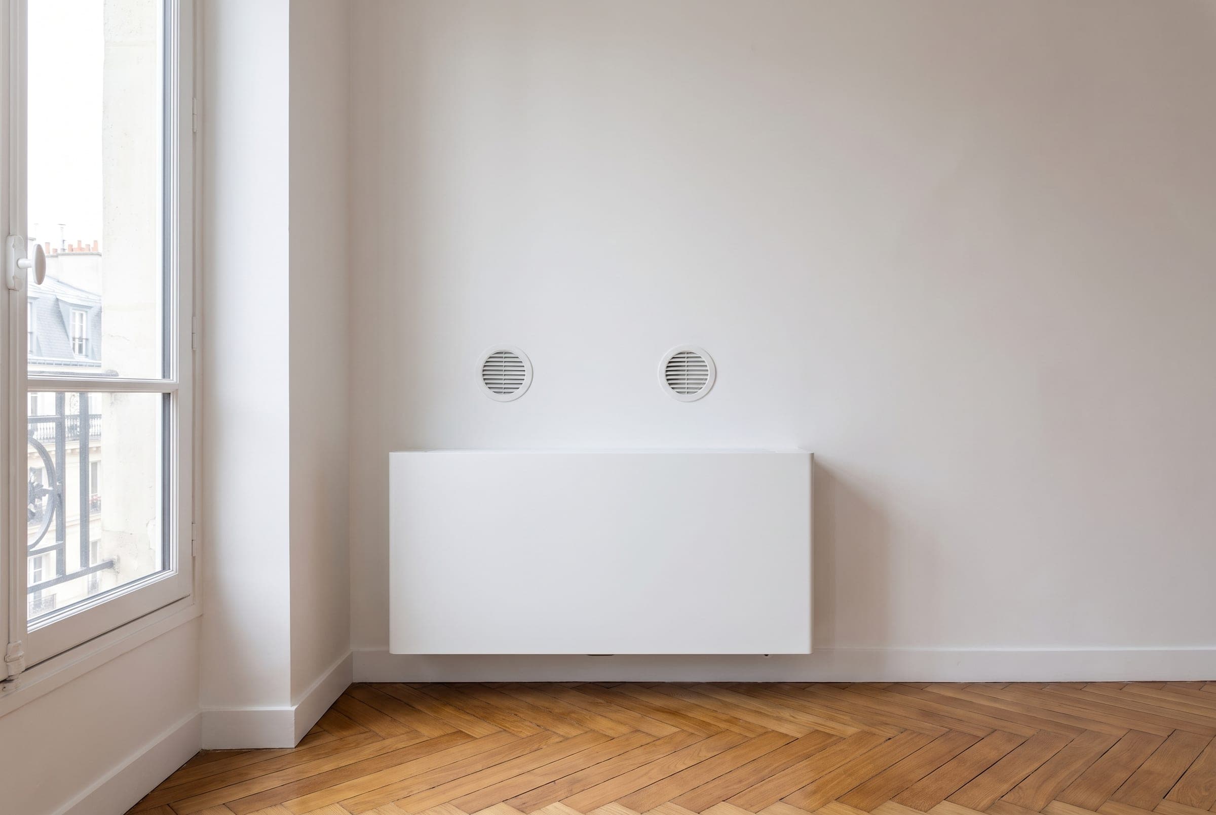 Pompe à chaleur monobloc intérieure, sans unité extérieure, avec deux grilles en façade, illustration générique
